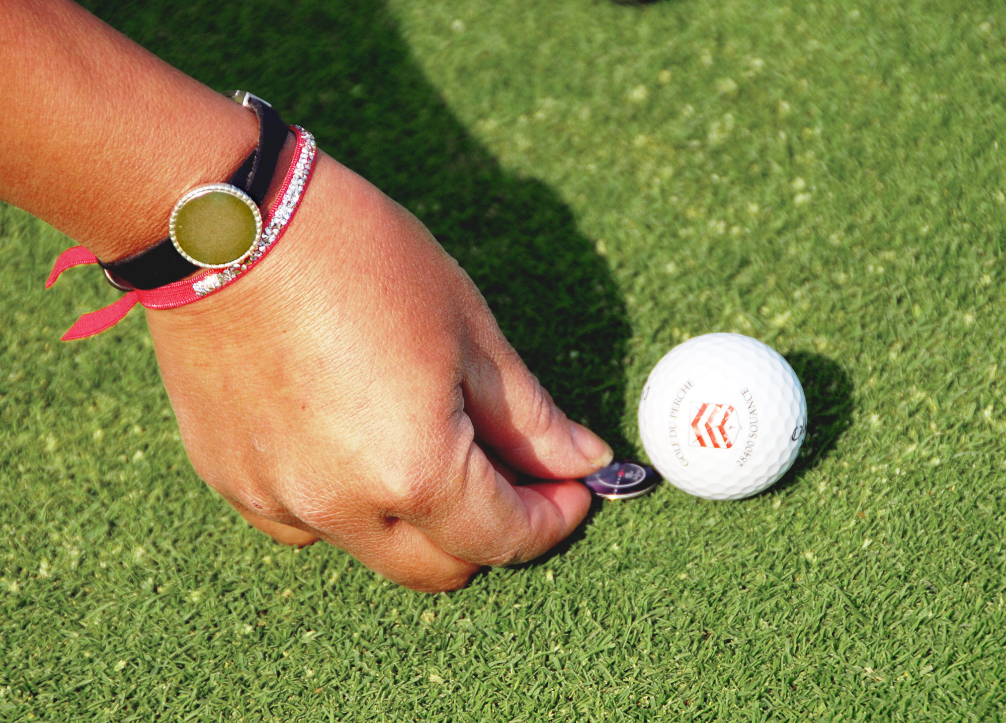 Le bracelet marqueur de balle de l'atelier de bijoux de golf Missteegreen